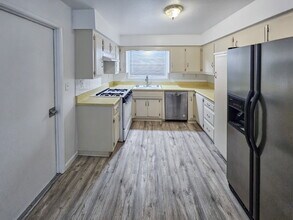 117 S Silver Ridge St in Ridgecrest, CA - Foto de edificio - Building Photo