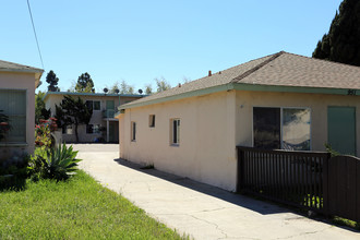 951 Oak Ave in Carlsbad, CA - Foto de edificio - Building Photo