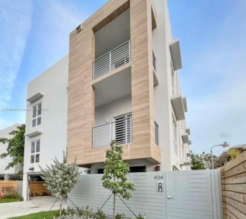 434 SW 10th St in Miami, FL - Building Photo