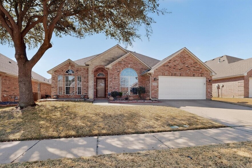 2502 Morningstar Ln in Arlington, TX - Building Photo