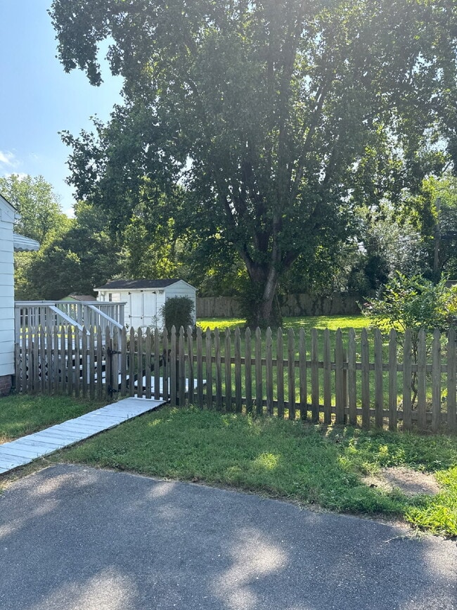 1209 Foxcroft Rd in Richmond, VA - Building Photo - Building Photo