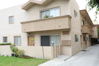 1727 Camden Ave in Los Angeles, CA - Building Photo - Building Photo