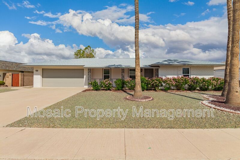 10726 W Brookside Dr in Sun City, AZ - Building Photo
