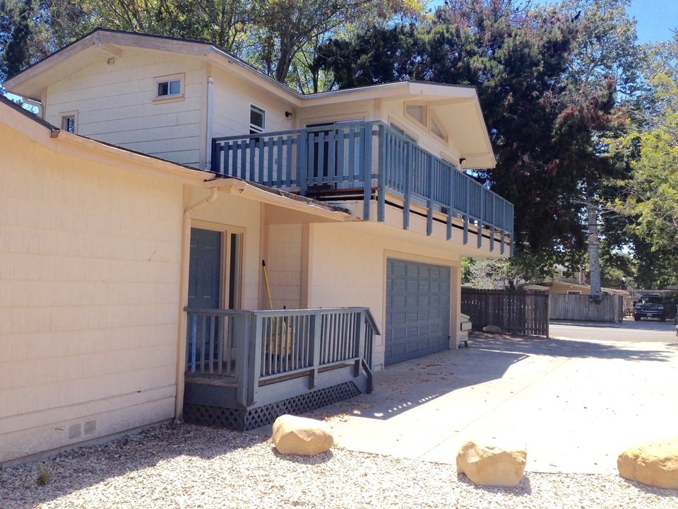 930-936 Camino del Sur in Isla Vista, CA - Building Photo