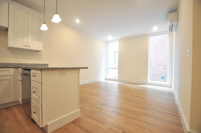 877 Beacon St, Unit 1 in Boston, MA - Foto de edificio - Building Photo