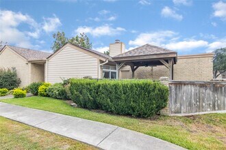 910 Fleetwood Pl Dr in Houston, TX - Building Photo - Building Photo