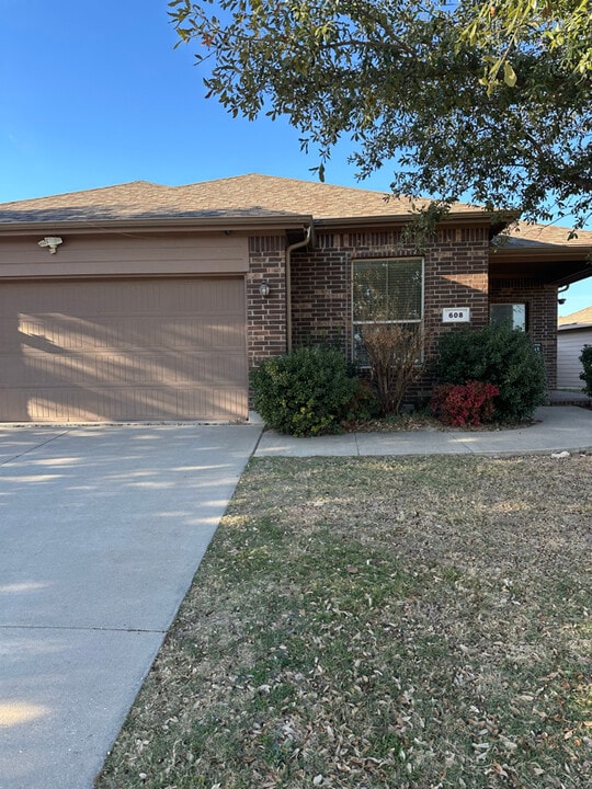 608 Poncho Ln in Haslet, TX - Building Photo