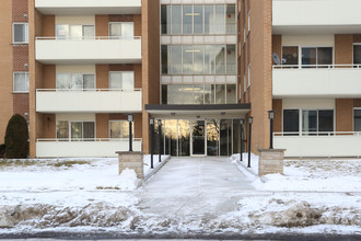 Confederation Apartments in Kitchener, ON - Building Photo - Building Photo