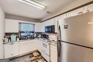 Room in Townhome on Wellington Chase Ct in Lithonia, GA - Building Photo