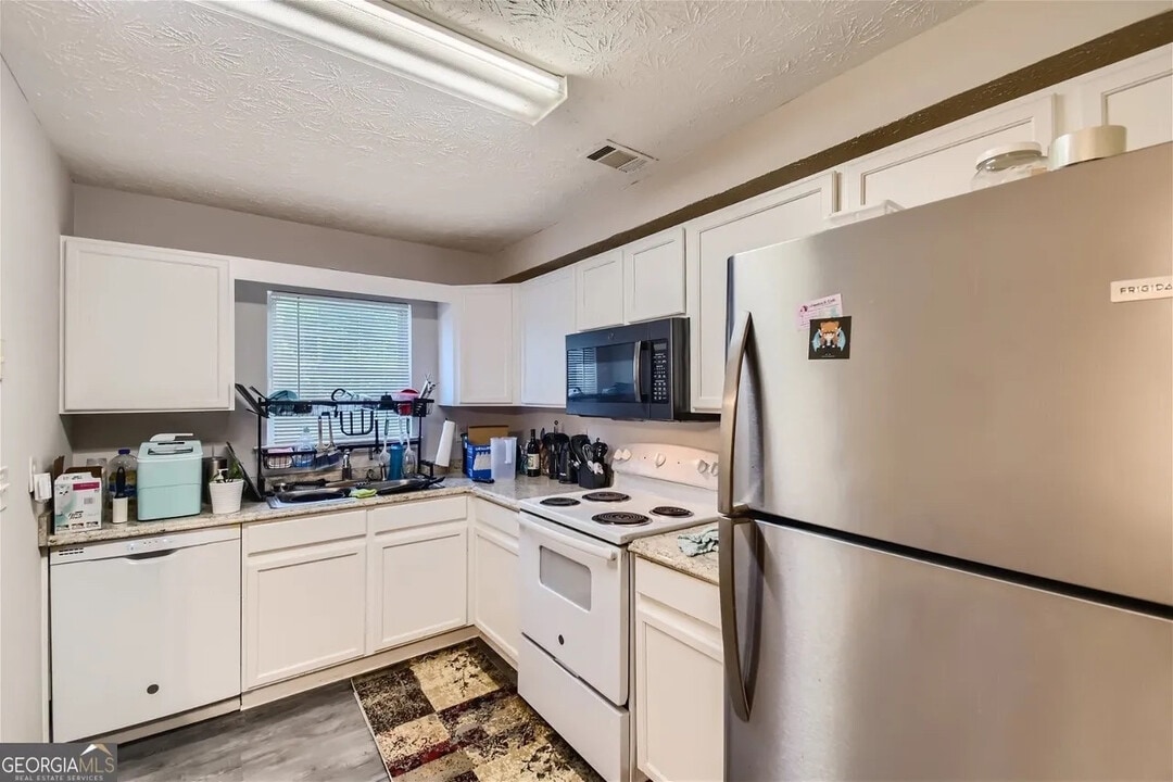 Room in Townhome on Wellington Chase Ct in Lithonia, GA - Building Photo