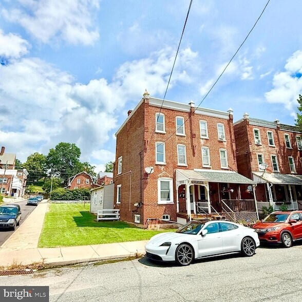 859 Queen St in Pottstown, PA - Building Photo