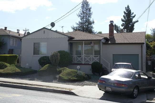 1465 D St in Hayward, CA - Foto de edificio - Building Photo