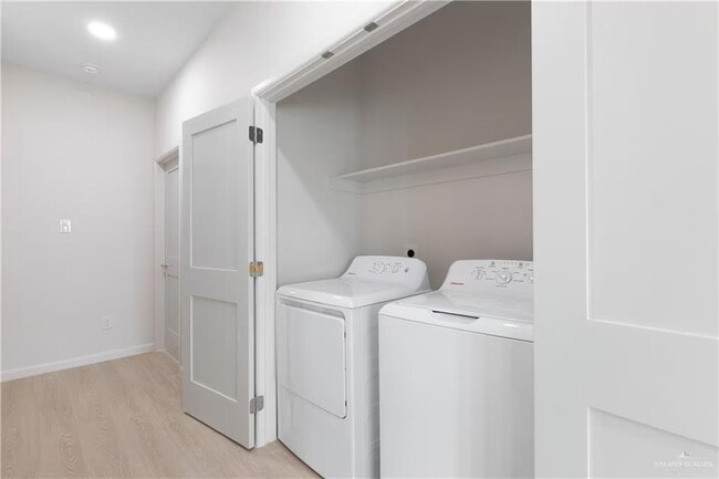 810 N Clarence Ave, Unit 4 in Edinburg, TX - Foto de edificio - Building Photo