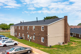 Pine Manor Apartments in Enid, OK - Building Photo - Building Photo