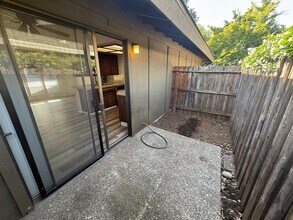 940 W East Ave in Chico, CA - Foto de edificio - Building Photo