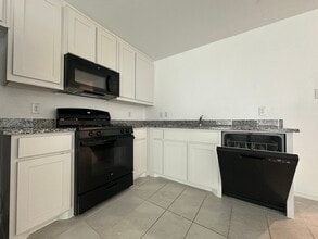 450 Reverie Way in Ferris, TX - Foto de edificio - Building Photo