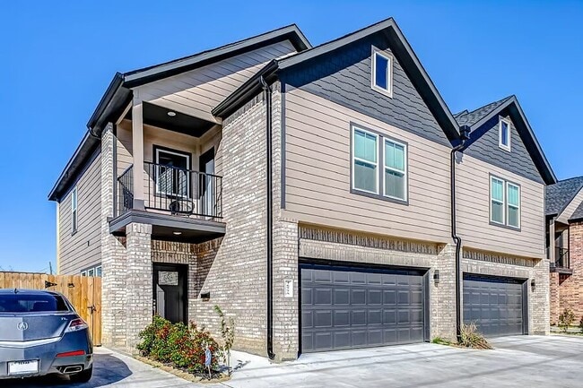 4677 Bellfort Ave in Houston, TX - Foto de edificio - Building Photo