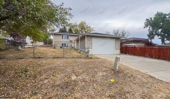1204 Wagonhammer Ln in Gillette, WY - Building Photo