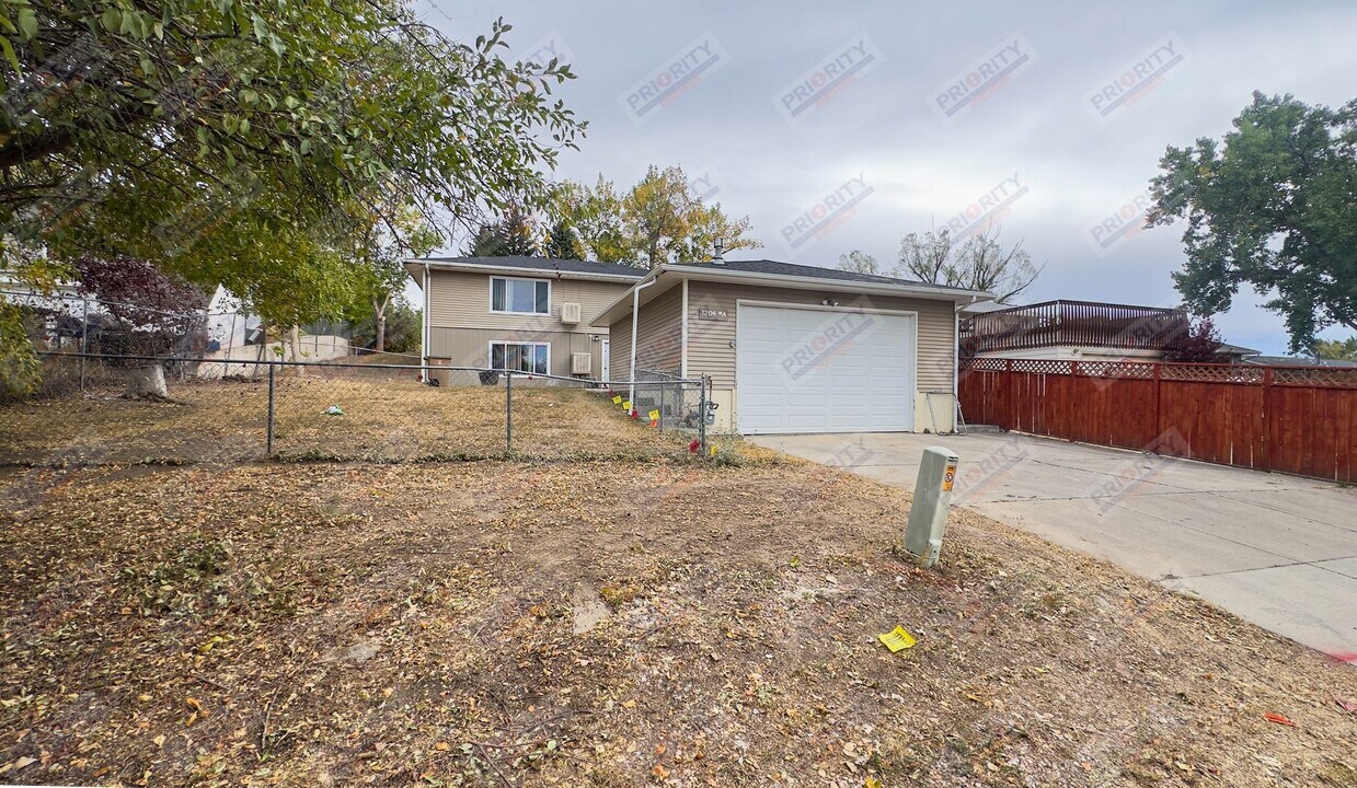 1204 Wagonhammer Ln in Gillette, WY - Building Photo