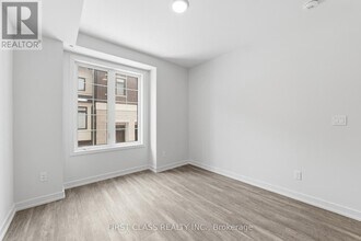 12 Mermot Ln in Markham, ON - Building Photo - Building Photo