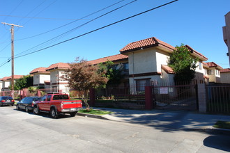 Burnet Apartments in North Hills, CA - Foto de edificio - Building Photo