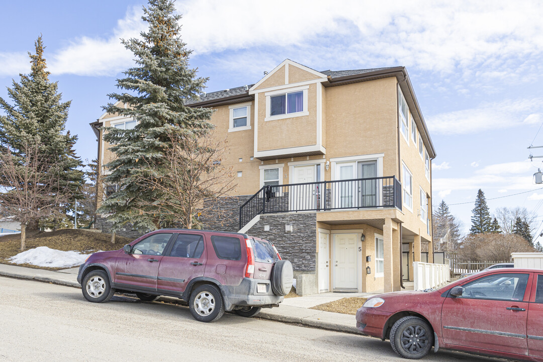 55 Collingwood Pl NW in Calgary, AB - Building Photo