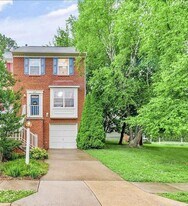 8624 Sanderling Dr in Manassas, VA - Building Photo