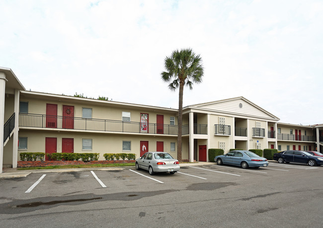 Edgewater Apartments in St. Petersburg, FL - Building Photo - Building Photo