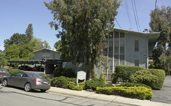 2101 Donald Dr in Moraga, CA - Foto de edificio - Building Photo