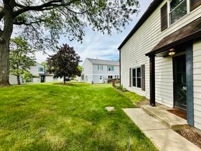 2450 Devonshire Ct in Aurora, IL - Building Photo - Building Photo