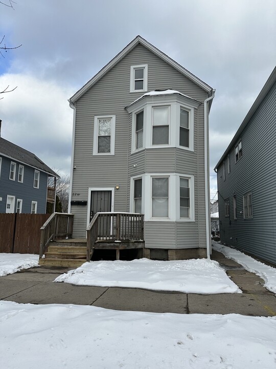 8241 S Brandon Ave in Chicago, IL - Building Photo
