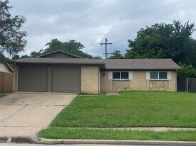 3313 Morris Ave in Irving, TX - Building Photo