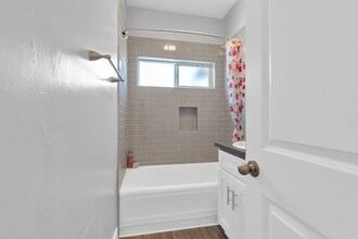 1211 Magnolia Ave in Long Beach, CA - Building Photo - Building Photo