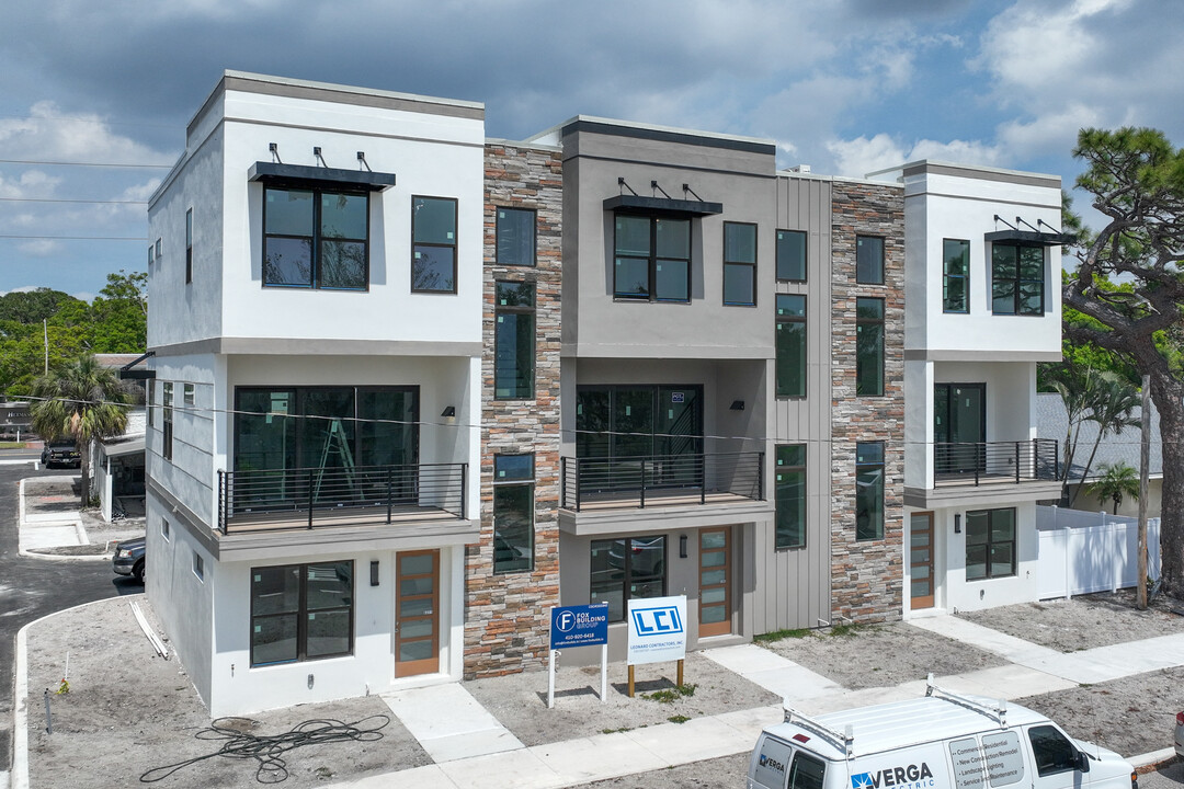 Strum Place Townhomes in St. Petersburg, FL - Building Photo