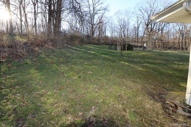 8 Sherman Dr in Marlboro, NY - Foto de edificio - Building Photo