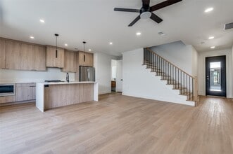 7305 Flyers Way in Dallas, TX - Foto de edificio - Building Photo