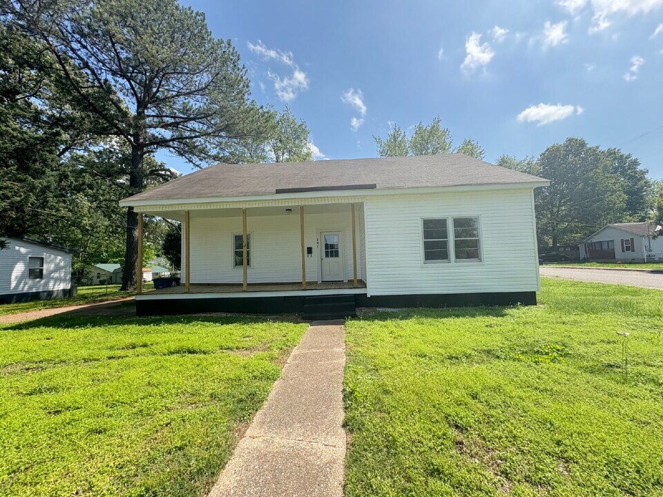 201 K St in Martin, TN - Building Photo