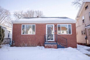 1730 Wyndhurst Rd in Toledo, OH - Building Photo