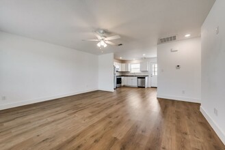 106 Nail Ct in Decatur, TX - Building Photo - Interior Photo