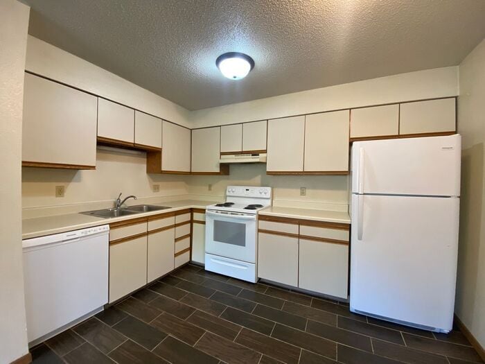 145 Sugar Creek Ln in North Liberty, IA - Building Photo