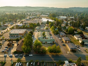 Gateway Apartments in Cottage Grove, OR - Foto de edificio - Primary Photo