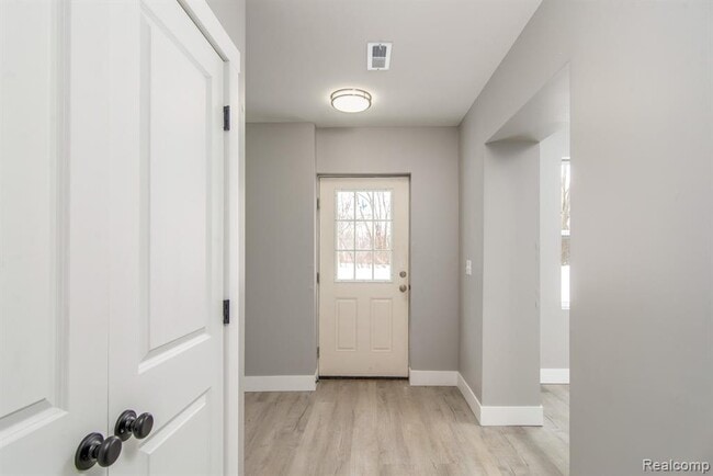 2455 Crumb Rd in Commerce Township, MI - Building Photo - Building Photo