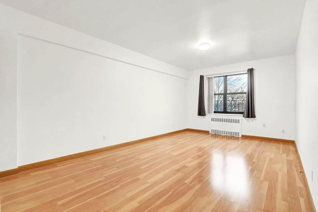 138-12 28th Rd in Queens, NY - Building Photo