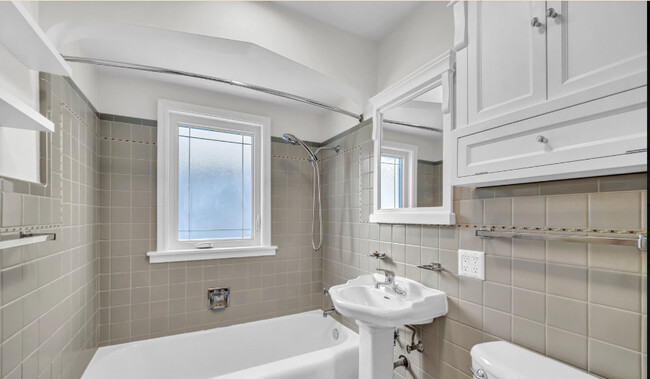 5408 W Sunnyside Ave in Chicago, IL - Foto de edificio - Building Photo