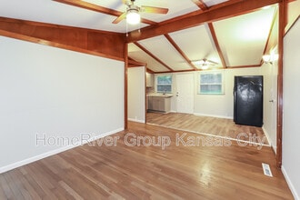 5602 N Woodland Ave in Kansas City, MO - Building Photo - Building Photo