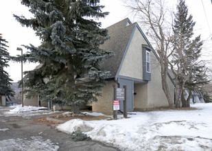 4521-4527 Montgomery Ave NW in Calgary, AB - Building Photo - Building Photo