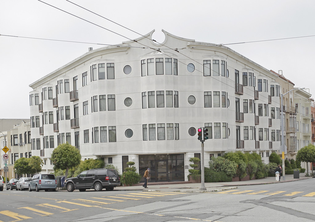 2 Cervantes Blvd in San Francisco, CA - Building Photo