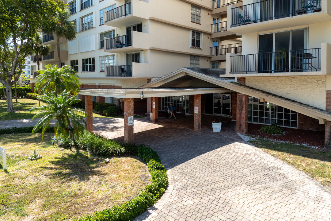 Longwood Towers in Bay Harbor Islands, FL - Foto de edificio