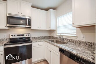 10414 Sweetwater Creek Dr in Cleveland, TX - Building Photo - Building Photo