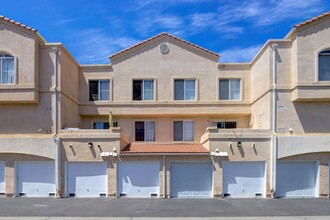 River Ranch Townhomes & Apartments in Santa Clarita, CA - Building Photo - Building Photo